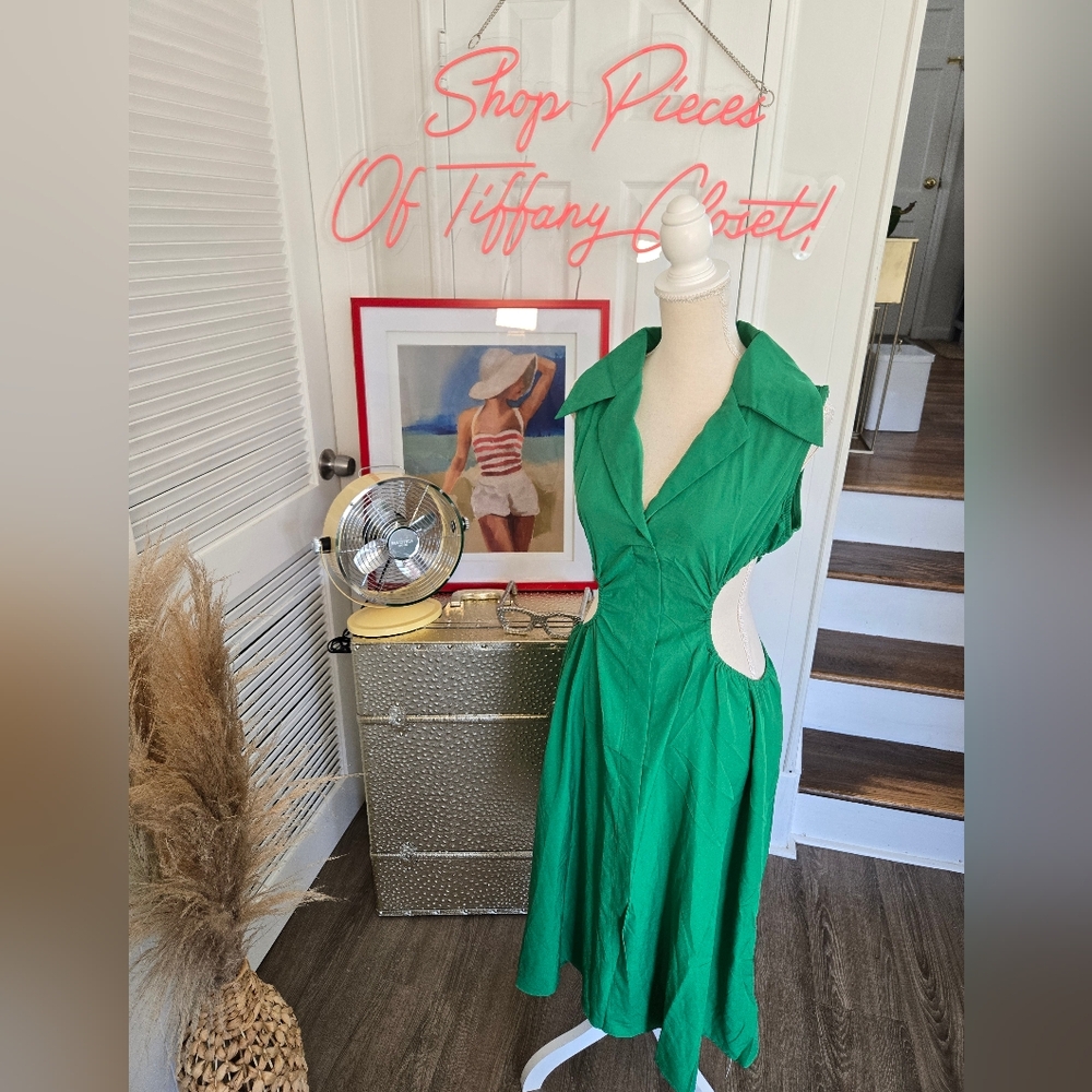 GORGEOUS EMERALD GREEN MAXI DRESS WITH CUT OUTS AT WAIST 💚